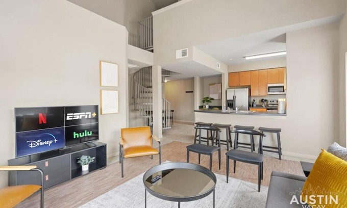 West Campus Apartamento | Perfect Location Near UT and Large Patio With A View