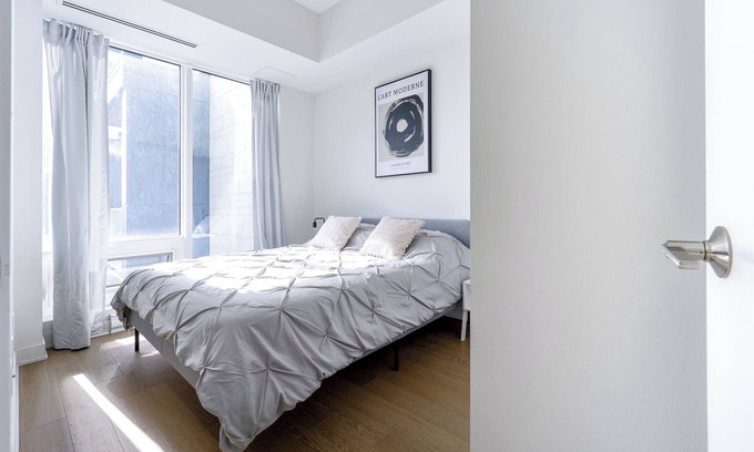 Montreal Condominio | Perfect location - Swimming Pool & Jaccuzi & Sauna access!