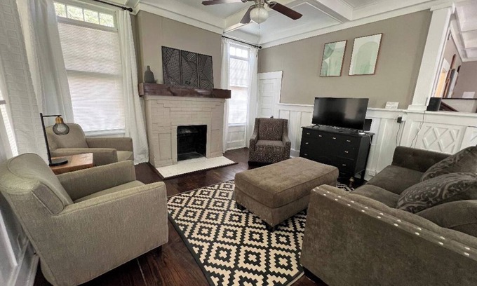 Del Mar Casa | Perfect Location! 1/2 block from Ocean Dr & the beach.