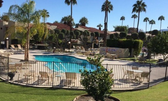 Sunrise Vista Chino Condominio | Perfecto Palm Springs Retreat! Gran ubicación - barrio Sunrise Vista Chino