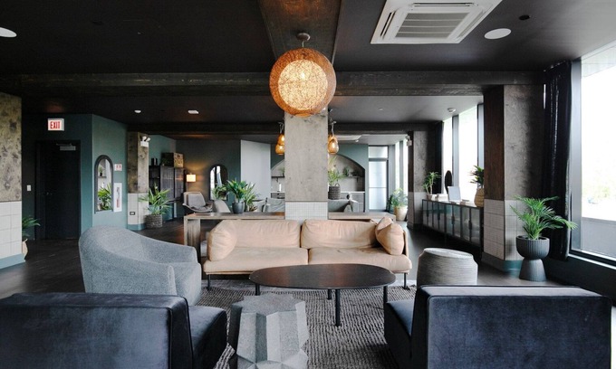 University Village / Little Italy Apartamento | Perfect Pilsen Studio w/ Pool & Lounge, nr L Green Line, by Bluegorund