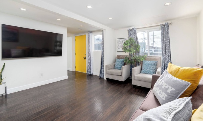 Oakland Casa | perfect place to stay in the bay. free parking on site