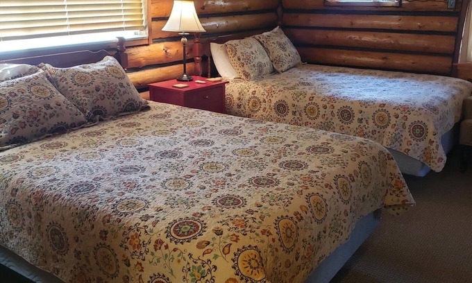 Gardiner Cabina | Perfect Spot! Complimentary Parking, At Yellowstone's North Entrance