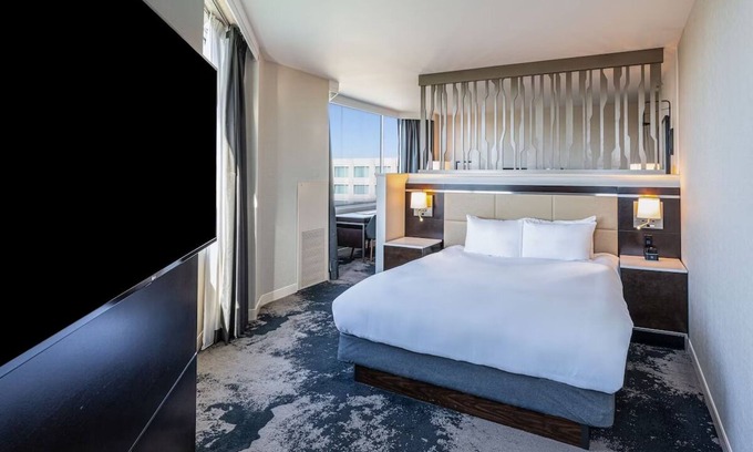 Redwood Shores Hotel | Perfect Spot for Unwinding! Pet-friendly Property w/ Onsite Pool
