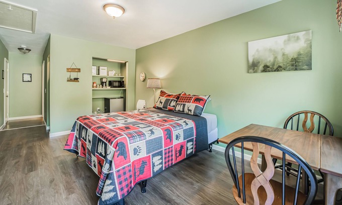 Orick Apartamento | Perfect Studio Suite Near Beach & Redwoods w/ Kitchenette, Private W/D, & WiFi!