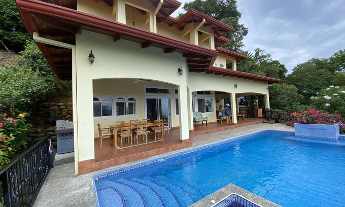 Ballena Casa | Perfect viewing of migrating Pacific whales, from the hills above Ojochal