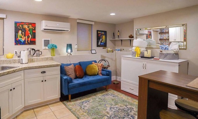 Central City Apartamento | Perfectly Darling Downstairs Studio with Amenities