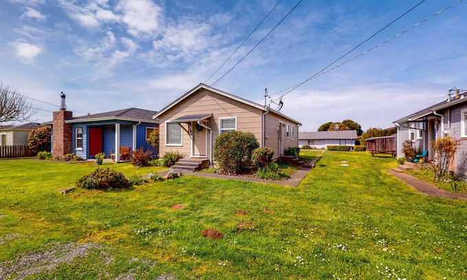 Trinidad Cabaña | Perfectly located home with pellet stove - walk to Trinidad State Beach & Harbor