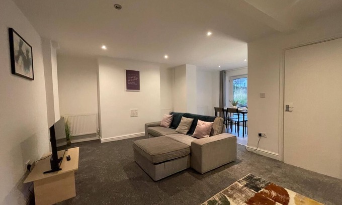 Plasnewydd Apartamento | Perfectly Placed: Cozy Flat in the City's Heart