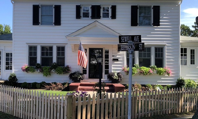 Cape May Casa | Perfectamente situado, colonial de los años 20 completamente actualizado