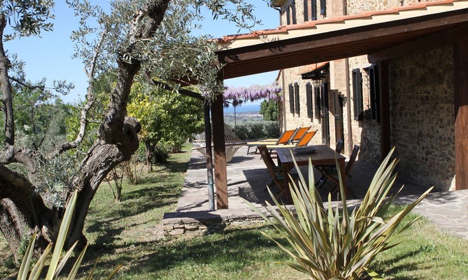 Castagneto Carducci Apartamento | "Pergola" neat apartment in a country house, garden, sea view, 6 km to the sea