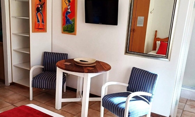 Kleinmond Apartamento | PERIWINKLE 5: Bachelors apartment, own BBQ area, near BEACH and SHOPS