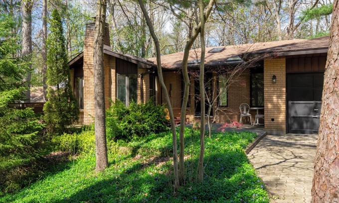 Grand Bend Cabaña | Periwinkle Place- Close to the Beach in Southcott Pines!