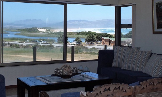 Kleinmond Apartamento | PERLEMOEN 4 : 3bedr/ 2bathr villa, inside BBQ. Best all round view in Kleinmond.
