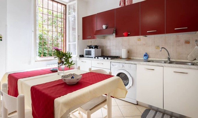 Perugia Casa | Perugia Centrale in Zona Super Servita in Città, Unica con Giardino e Posto Auto