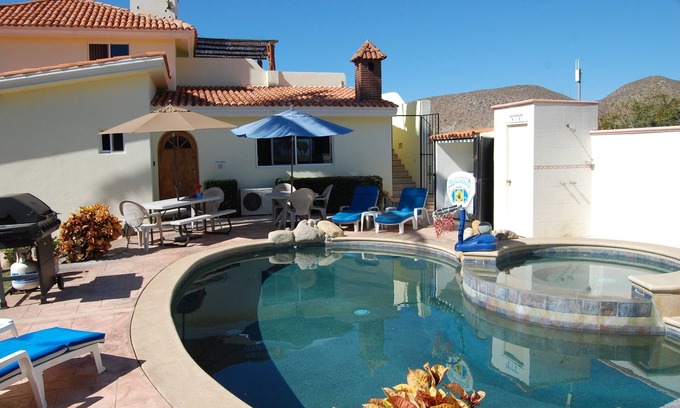 El Pescadero Casa | Pescadero Palace 2BR Guest House con piscina, jacuzzi, frente al surf!