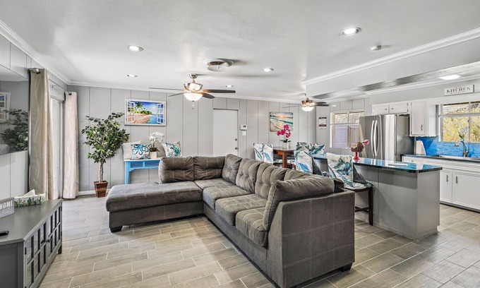 South Side Casa | Pet&Family-Friendly | Newly Remodeled 4BR/2BA house | @Downtown& 8 mins to beach