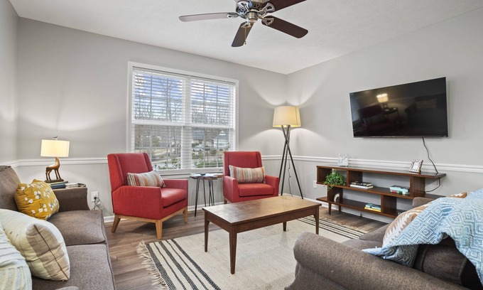 Travelers Rest Casa | Pet & Family-Friendly 4BR, Sports Court Near NGU