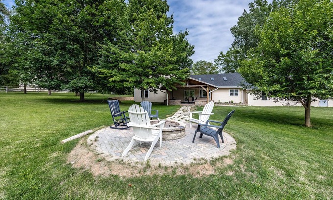 Hoffman Estates Otro | Pet/Family Friendly Farmhouse: Sleeps 10, Firepit, 1 Hour from CHI