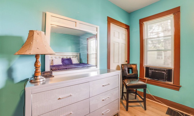 South Chicago Heights Apartamento | Pet-Friendly Apt in South Chicago Heights