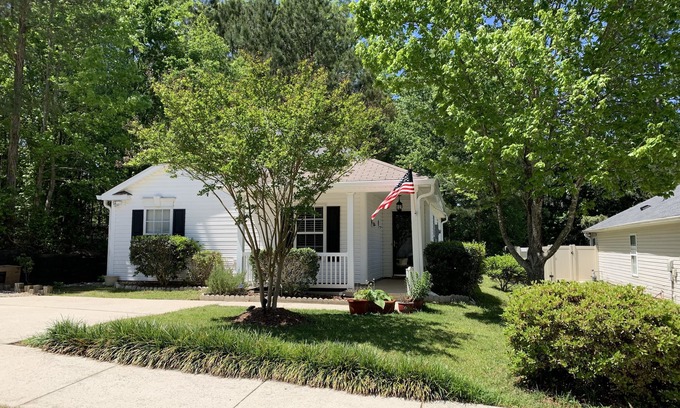 Apex Casa | Pet friendly 1,150 sqft one story, 3 bedrooms, 2 full bath home