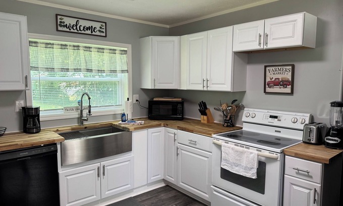 Knoxville Casa | Pet-Friendly 1BR Near UT Medical & Downtown Quiet Stay with Parking