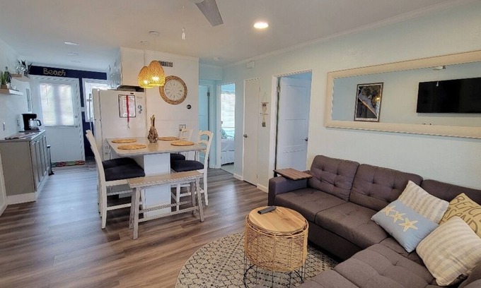 Wildwood Condominio | Pet Friendly 2 bed 1 bath condo 4 night Minimum in-season June-Sept
