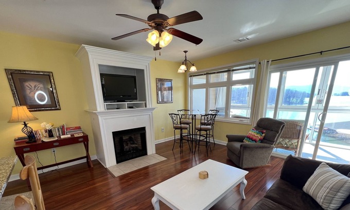 Huddleston Complejo | Pet friendly 2 bedroom waterfront resort w/ Amenities Mariners Landing