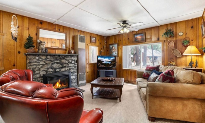 Bijou Pines Cabina | Pet-Friendly 2BR Cabin | Near Beach | Fenced Yard!