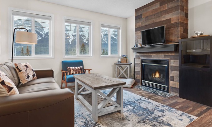 Harvie Heights Condominio | Pet Friendly 2BR with Mtn Views and Hot tub &A/C