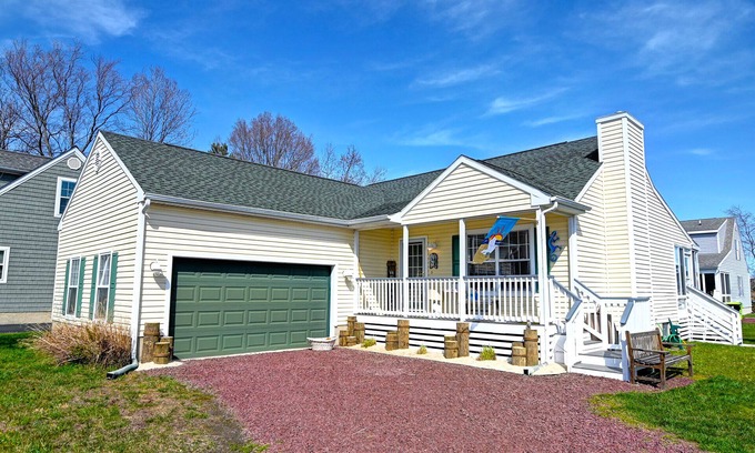 Clearwater Casa | Pet Friendly 3 bed/2 bath home in the Clearwater Community! Pool, Tennis, Beach Town, WIFI, Pets Allowed!