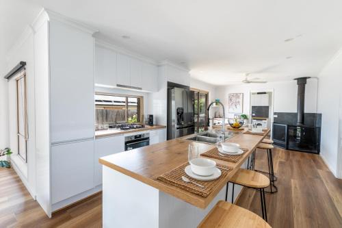 Clifton Springs Casa | Pet Friendly 3 bedroom house with large backyard