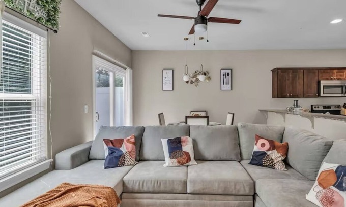 Waldron Casa | Pet friendly 3-bedroom townhome in North Kansas City close to Airport