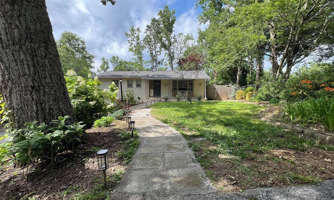 Royal Pines Casa | Pet friendly, 3-bedroom home, close to Asheville, WiFi & fully fenced backyard.