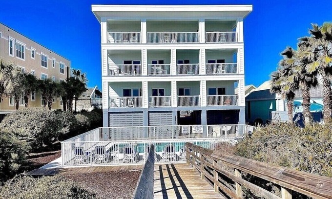 Isle of Palms Condominio | Pet Friendly | 3 BR Oceanfront Condo With Pool | Free Wifi | Beautiful Views