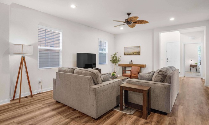 Riverpark Casa | Pet-Friendly, 4 bdrm Riverpark Gem (30+ Day Stays)
