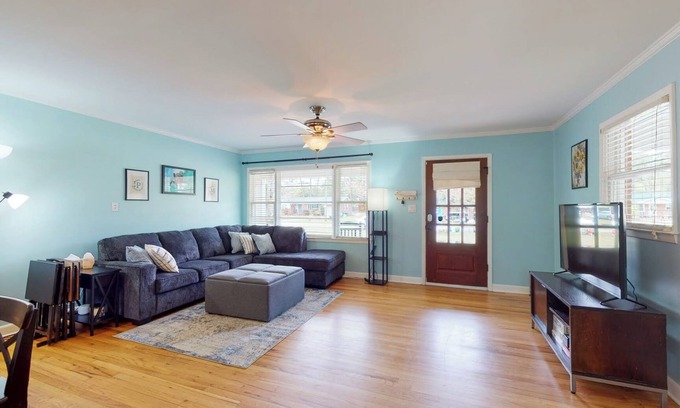 Wilmington Casa | Pet Friendly, 5 bed home for 12 ppl w/ patio, fire pit in Central Wilmington