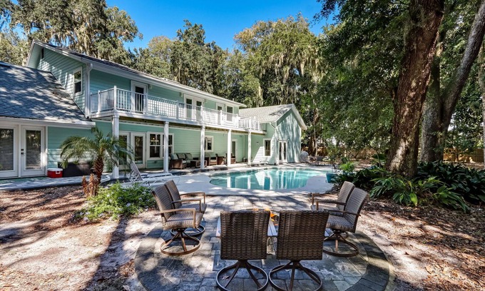 Amelia City Casa | Pet Friendly | 5000 Sq Ft | 2 Living Rooms & 2 Kitchens | Optional Pool Heat | Firepit | Fenced Yard
