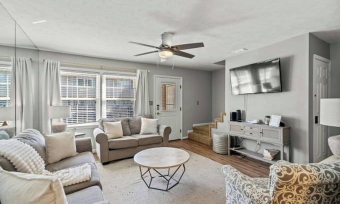 Myrtle Beach Condominio | Pet Friendly! -76th Ave Townhome B- 2BR/1.5BA