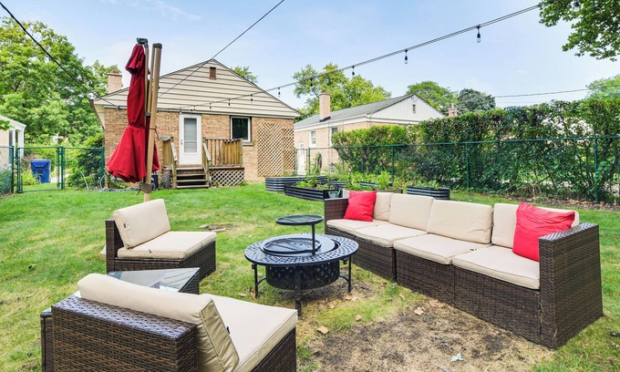Evanston Casa | Pet-Friendly Abode, 2 Mi to Dtwn Evanston!