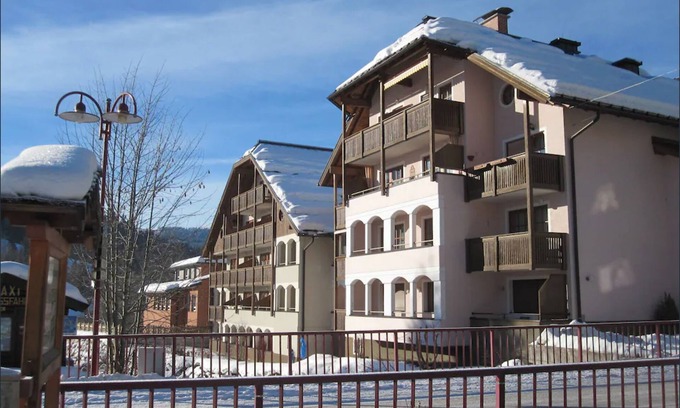 Russbach am Pass Gschuett Apartamento | Pet-Friendly Apartment ‘Sonniges Appartement in Rußbach’ with Mountain View, Sauna, Wi-Fi & Terrace