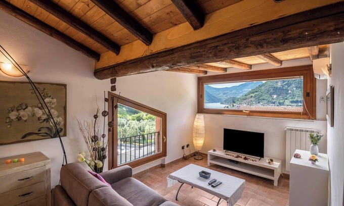Sulzano Apartamento | Apartamento "Mansarda con vista lago" con vista al lago, piscina, Wi-Fi y terraza: admite mascotas