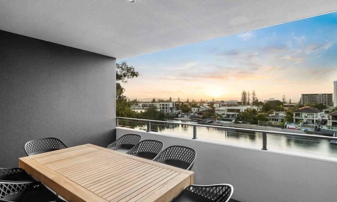 Surfers Paradise Apartamento | Brand New Riverview 2BR apartment with Parking,Pool,Netflix in Central Surfers Paradise