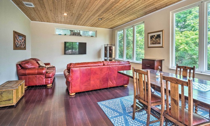 Apache Shores Casa | Pet-Friendly Austin Home w/ Deck, Yard, & Views!