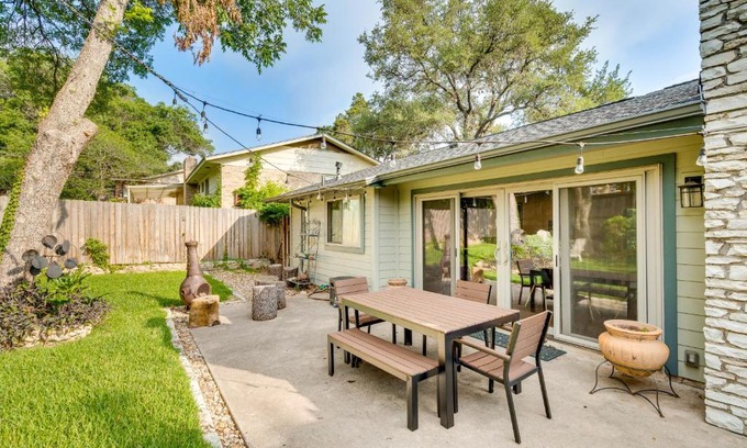 Barton Hills Casa | Pet-Friendly Austin Home with Private Yard!