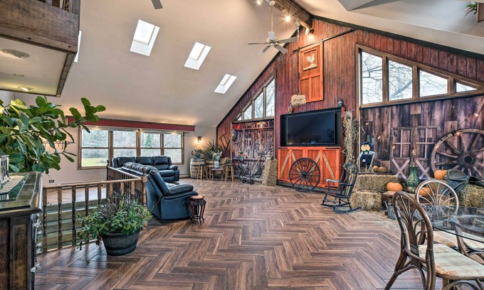 Hanover Park Casa | Pet-Friendly Bartlett Farmhouse w/ Deck!