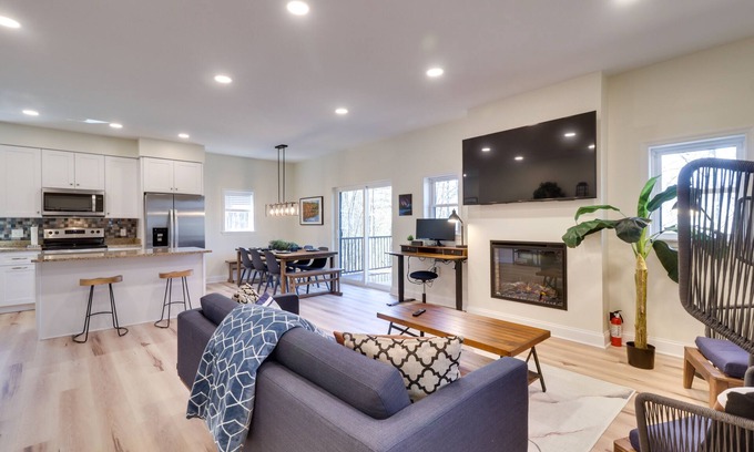Mount Jackson Casa | Pet-Friendly Basye Vacation Rental w/ Fireplace!