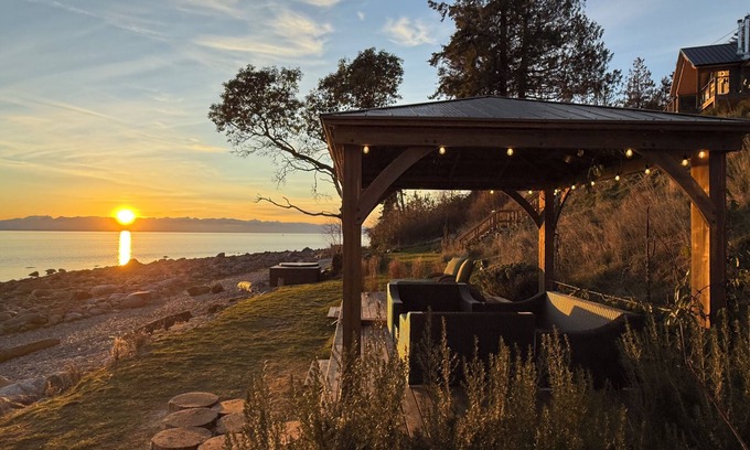 Powell River Casa | Cedar Suite | Oceanfront Luxury Escape | Hot Tub | Optional Sauna Add-On