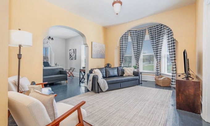 Michigan City Apartamento | Pet friendly, Beautiful downstairs King bed/1bth charmer