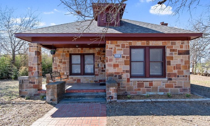 Weatherford Casa | Pet Friendly, beautiful historical home- 1 mile from downtown